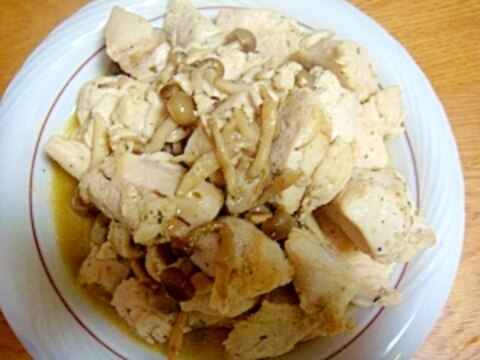 ハーブ塩ヨーグルトの鶏ムネ肉とシメジの炒め物。